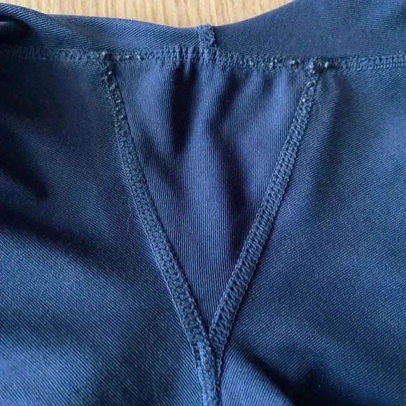 💥Xersion Navy Knee Cut Out Leggings M - Picture 8 of 9